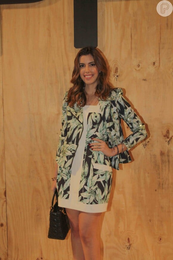 A blogueira Camila Coutinho também esteve no primeiro dia da São Paulo Fashion Week, nesta segunda-feira, 13 de abril de 2015