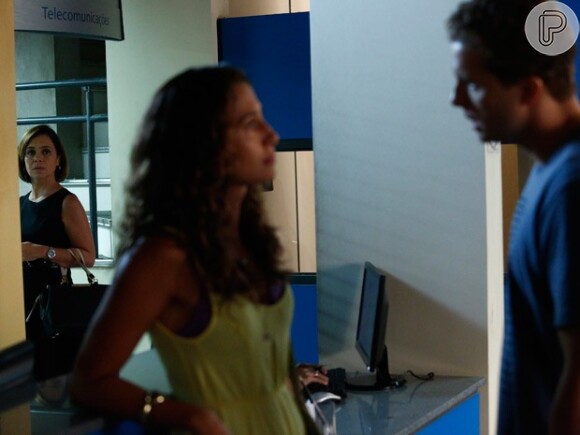 Inês (Adriana Esteves) vai fazer de tudo para afastar Vinícius (Thiago Fragoso) de Regina (Camila Pitanga), em 'Babilônia'