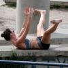 Glenda Kozlowski faz exercícios na praia do Leblon