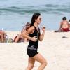 Glenda Kozlowski corre na areia da praia do Leblon, Zona Sul do Rio de Janeiro