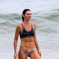 Glenda Kozlowski mostra barriga tanquinho em tarde de exercícios na praia