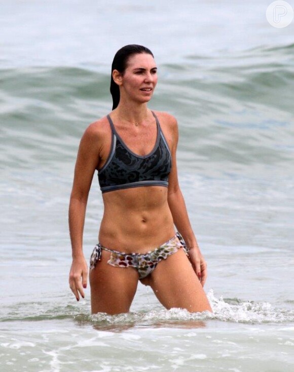 Glenda Kozlowski, apresentadora do 'Esporte Espetacular', exibe barriga sequinha em mergulho no mar na tarde de quinta-feira, 16 de maio de 2013
