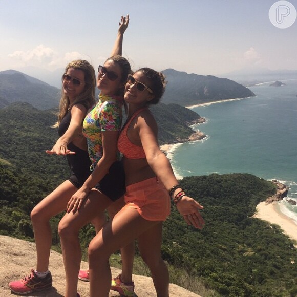 As três curtiram o visual do Rio de Janeiro em passeio pela Pedra do Telégrafo