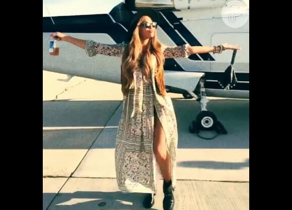 Para curtir o Coachella, Beyoncé usou um look boho de mais de R$ 25 mil, composto por um vestido floral longo e de mangas compridas da grife Boheme - de R$15 mil - com colete de camurça Saint Laurent - de R$ 10 mil