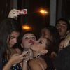 Giovanna Lancellotti fez selfie com fãs antes da exibição do filme 'Entre Abelhas', no Rio
