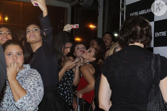 Giovanna Lancellotti fez selfie com fãs antes da exibição do filme 'Entre Abelhas', no Rio