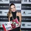 Giovanna Lancellotti recebeu presente de fãs na pré-estreia do filme 'Entre Abelhas', no Rio de Janeiro, nesta terça-feira, 14 de abril de 2015
