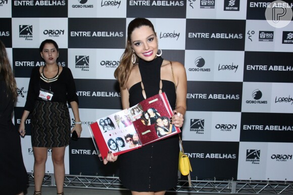 Giovanna Lancellotti recebeu presente de fãs na pré-estreia do filme 'Entre Abelhas', no Rio de Janeiro, nesta terça-feira, 14 de abril de 2015
