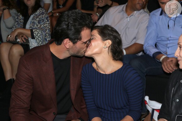 Deborah Secco e Rodrigo Lombardi se beijaram em nova gravação da novela 'Verdades Secretas' durante a São Paulo Fashion Week, na noite desta terça-feira, 14 de abril de 2015