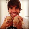 Kaká posa com os filhotes de sua cachorra Mel: 'Aí eu chego em casa e encontro meus netos! Mel teve 2 machos e 1 fêmea'