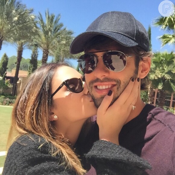 No dia do beijo, os dois comemoraram com foto no Instagram