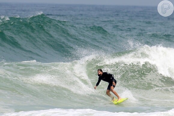 Cauã mostrou mais uma vez suas habilidades no surfe na praia da Joatinga, no Rio de Janeiro