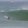 Cauã Reymond mostra habilidades no surfe na praia da Joatinga, Zona Oeste do Rio de Janeiro