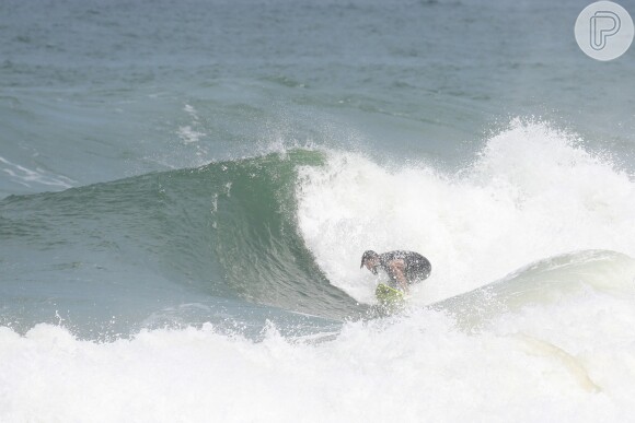 Cauã Reymond mostra habilidades no surfe na praia da Joatinga, Zona Oeste do Rio de Janeiro