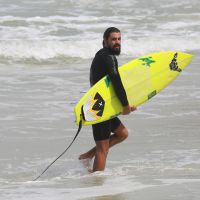 Cauã Reymond aproveita folga nas gravações de 'Dois Irmãos' para surfar no Rio