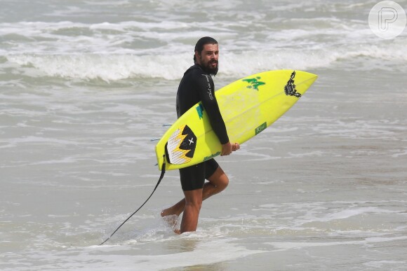 Cauã Reymond aproveitou a manhã livre desta quarta-feira, 15 de abril de 2015, para surfar na praia da Joatinga, Zona Oeste do Rio de Janeiro