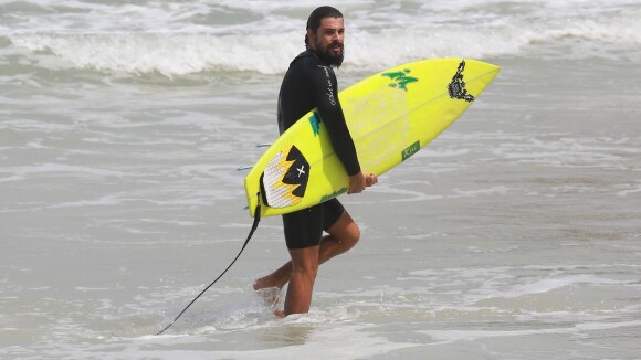 Cauã Reymond aproveita folga nas gravações de 'Dois Irmãos' para surfar no Rio