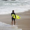 Cauã Reymond surfa na praia da Joatinga, Zona Oeste do Rio de Janeiro