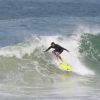 Cauã Reymond mostra habilidades no surf na praia da Joatinga, Zona Oeste do Rio de Janeiro