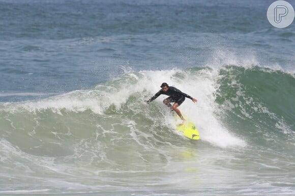 Cauã Reymond mostra habilidades no surf na praia da Joatinga, Zona Oeste do Rio de Janeiro
