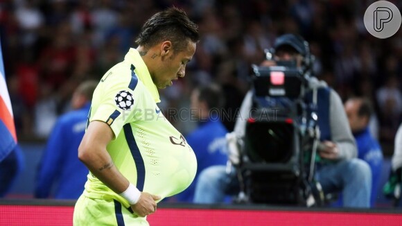Neymar comemora gol do Barcelona imitando barriga de grávida: 'Vai ser pai?', pergunta fã no Twitter, nesta quarta-feira, 15 de abril de 2015
