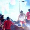 Cantor sertanejo Munhoz, da dupla com Mariano, toma banho no palco com fã