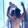Cantor sertanejo Munhoz tira a camisa ao tomar banho com fã em show em São Paulo