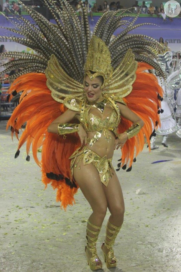 No Carnaval 2015, Paloma desfilou pela escola Grande Rio