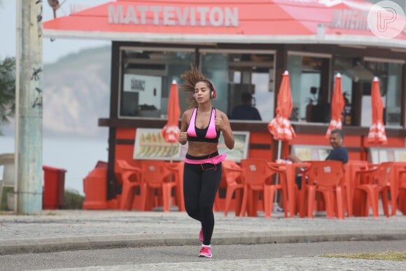 Anitta corre em orla do Rio e ganha olhada indiscreta na praia