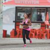 Anitta corre em orla do Rio de top e barriga de fora