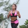 Anitta pratica corrida na orla do Rio e mostra boa forma