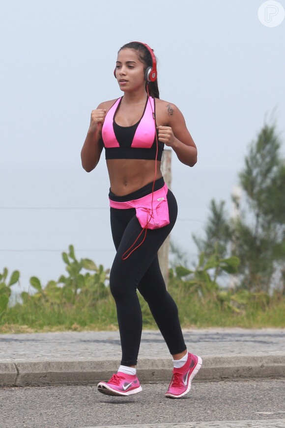 Anitta corre em orla do Rio de top e barriga de fora