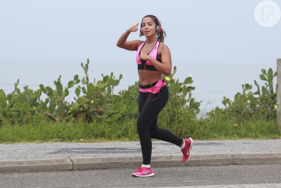 Anitta pratica atividade física em orla do Rio. Artista está firme no objetivo de emagrecer