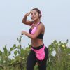 Anitta acena para fotógrafo durante corrida em praia do Rio