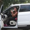 Após correr em praia, Anitta deixa local com sua Range Rover, avaliada em R$ 230 mil