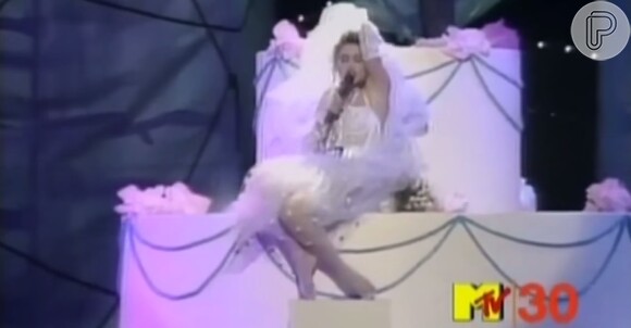Para finalizar, Madonna foi o destaque da primeira edição do VMA, em 1984! A cantora se apresentou com o hit 'Like a virgin' vestida de noiva