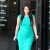 Kim Kardashian gosta de combinar o vestido com o sapato