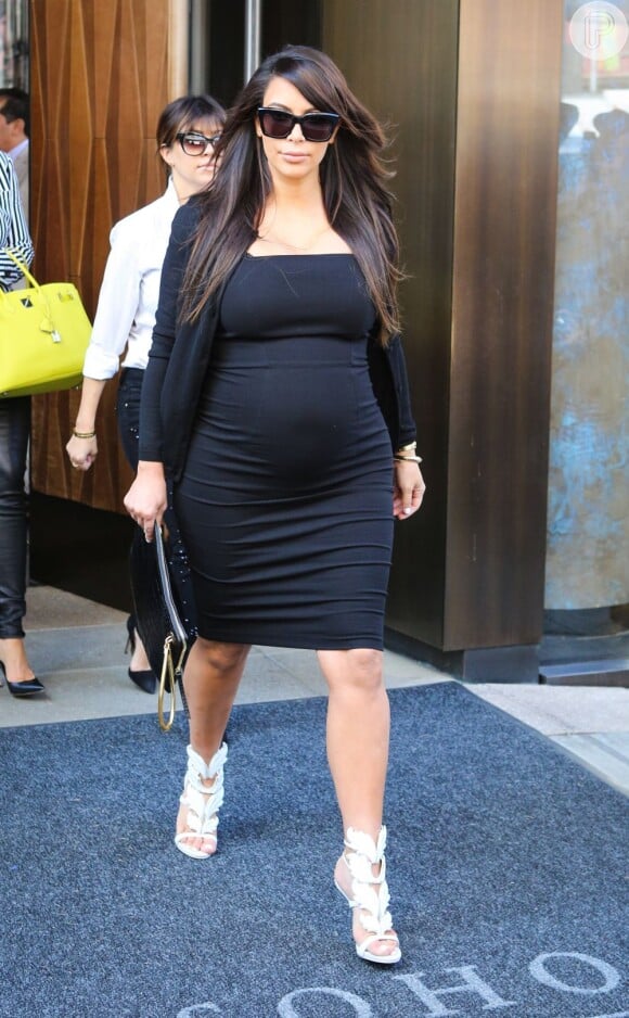 Os vestido bem colados ao corpo marcando as novas curvas de Kim Kardashian são os preferidos da socialite