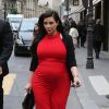 No final de abril, Kim Kardashian foi fotografada usando um longo vermelho pelas ruas de Nova York