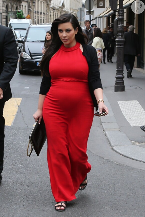 No final de abril, Kim Kardashian foi fotografada usando um longo vermelho pelas ruas de Nova York