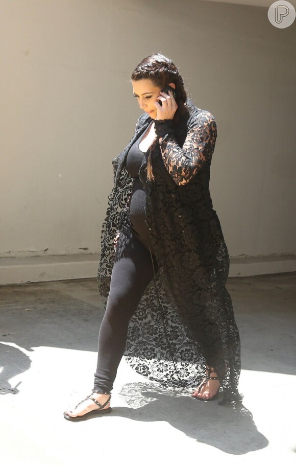 Kim Kardashian gosta de um look todo preto e para não deixar muito basiquinho, a socialite usou um casaco longo de renda
