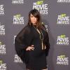 Para o MTV Movie Awards, no dia 14/04, Kim Kardashian escolheu um vestido com uma manga volumosa transparente que não favoreceu o modelito