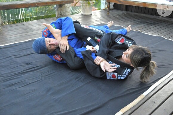 Sabrina Sato aprendeu golpes de jiu-jítsu com Sérgio Mallandro 