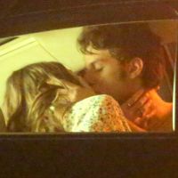 'Babilônia': Chay Suede e Luisa Arraes trocam beijos em carro durante gravação