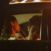 'Babilônia': Chay Suede e Luisa Arraes trocam beijos em carro durante gravação, em 16 de abril de 2015