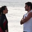 Juliano (Bruno Gissoni) se chateia por não ser apresentado a Reinaldo (Marcos Winter) como namorado de Natália (Daniela Escobar), em 'Flor do Caribe'