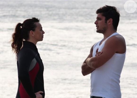 Juliano (Bruno Gissoni) se chateia por não ser apresentado a Reinaldo (Marcos Winter) como namorado de Natália (Daniela Escobar), em 'Flor do Caribe'