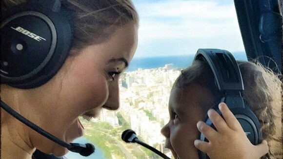 Guilhermina Guinle mostra a filha, Minna, em voo de helicóptero: 'Bebê feliz'