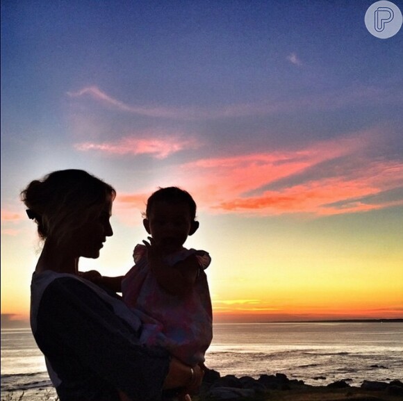 Guilhermina Guinle compartilha foto com a filha, Minna, no colo durante viagem