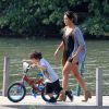 Daniele Suzuki leva o filho Kauai, de 3 anos, para passear na Lagoa, no Rio de Janeiro, neste domingo, 19 de abril de 2015